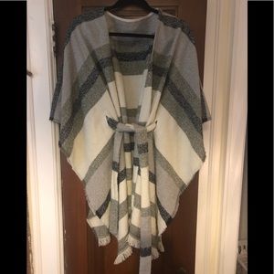 *NEVER WORN* *VERSATILE WARM SHAWL*